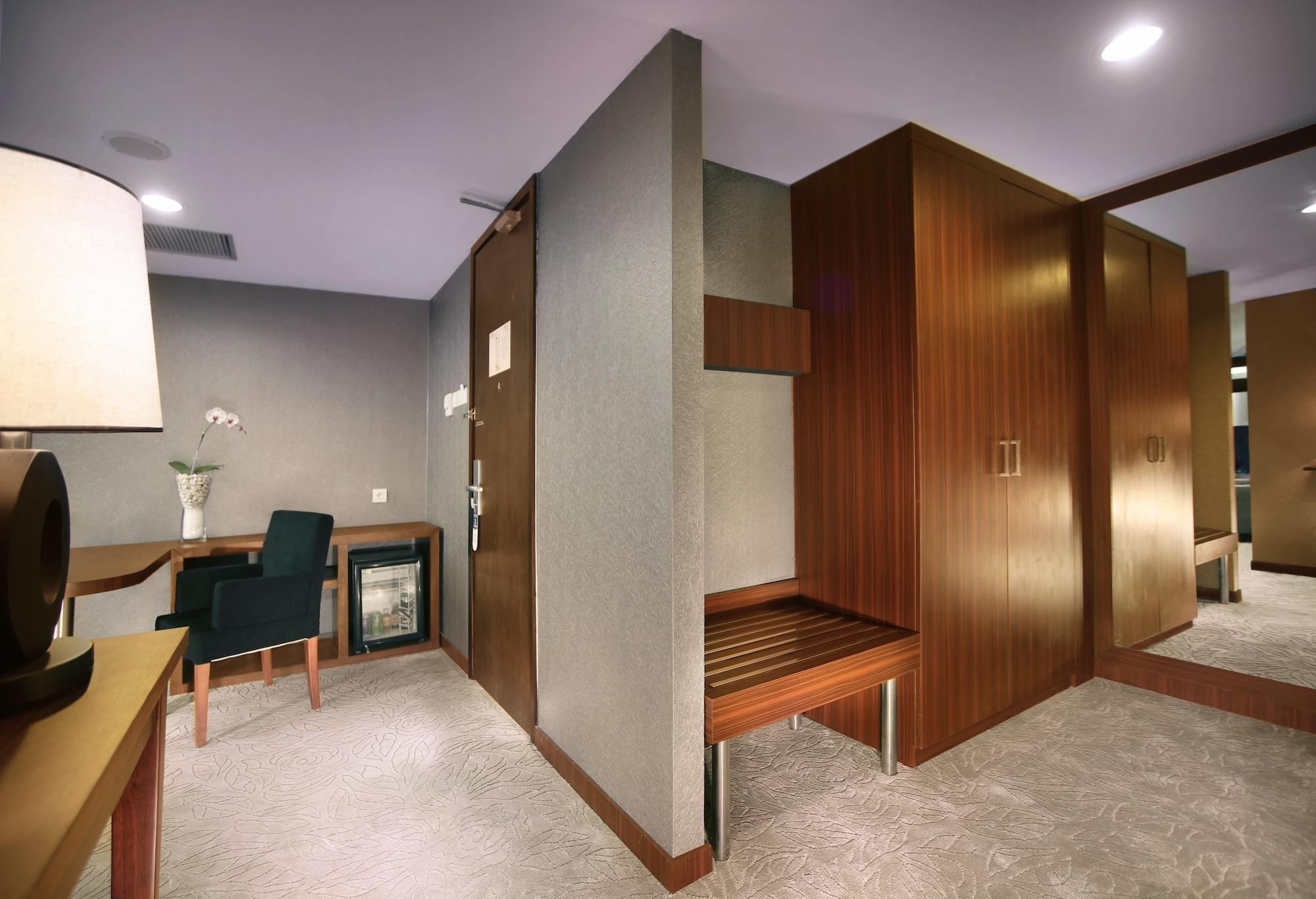 Aston Madiun Hotel & Conference Center Екстериор снимка