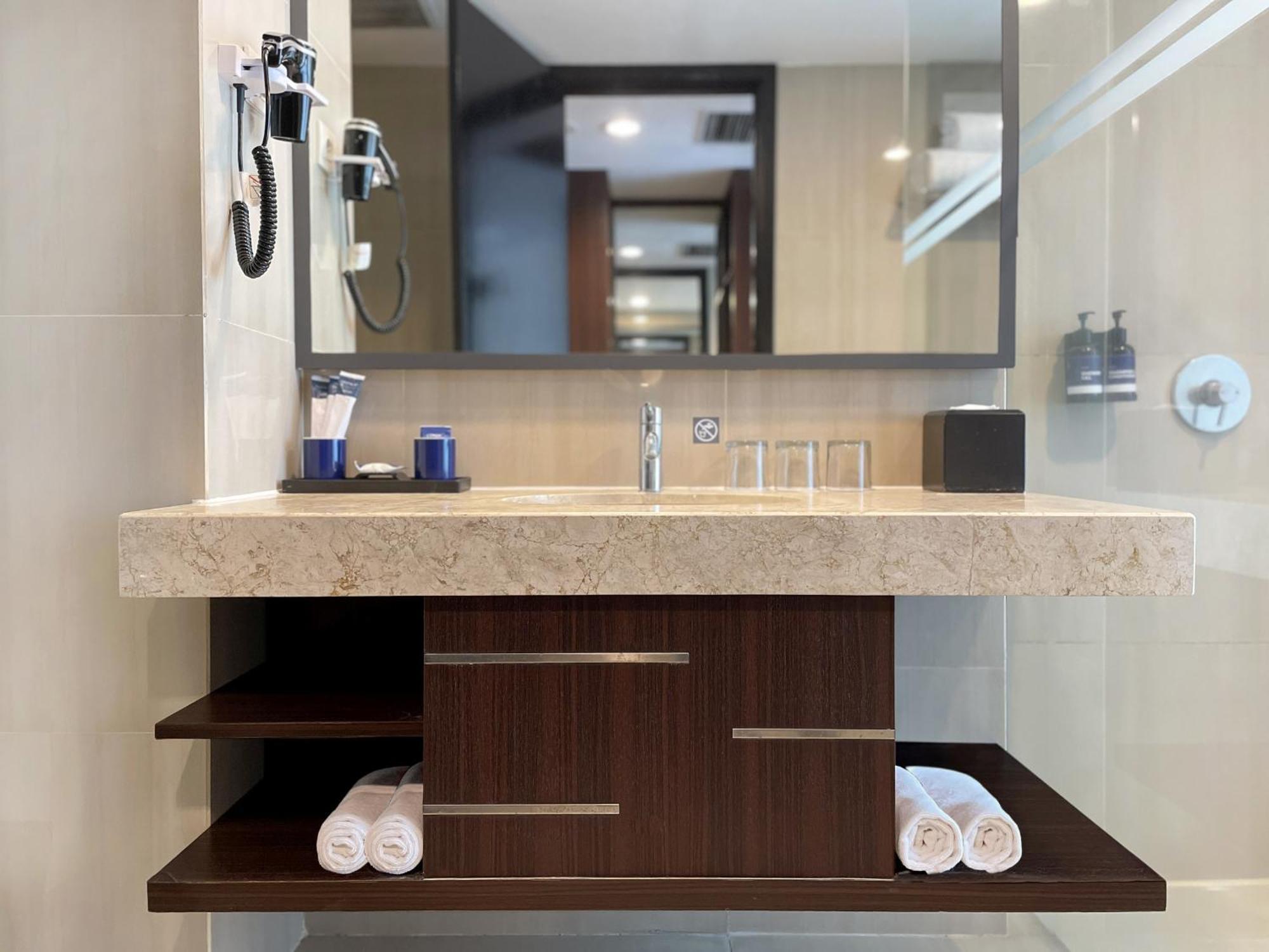 Aston Madiun Hotel & Conference Center Екстериор снимка