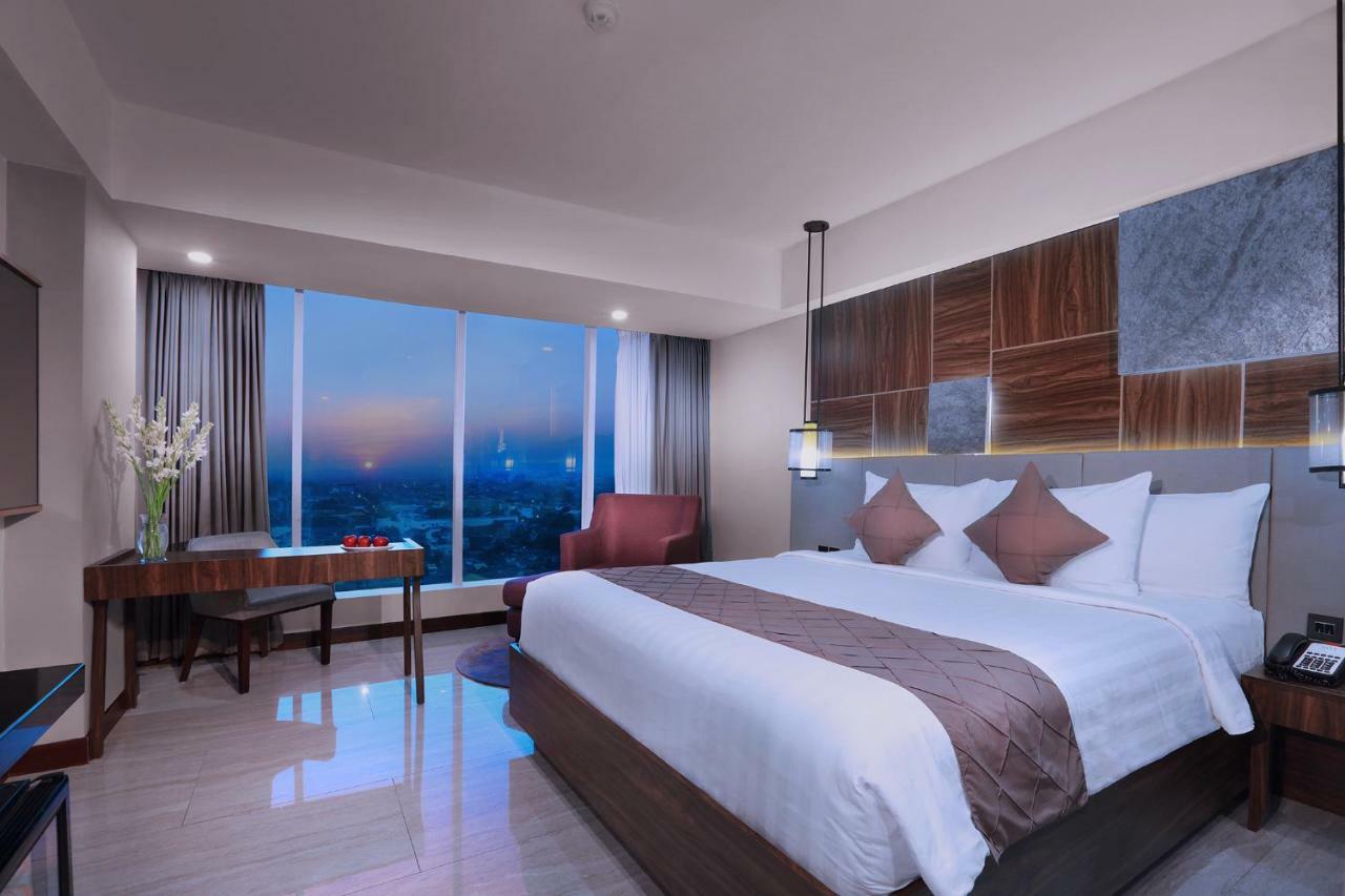 Aston Madiun Hotel & Conference Center Екстериор снимка